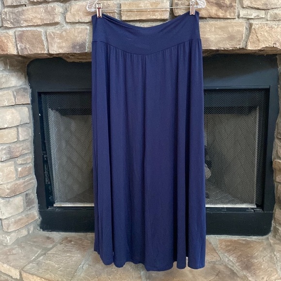 I.N. Studio navy blue flowing skirt. Size 2X